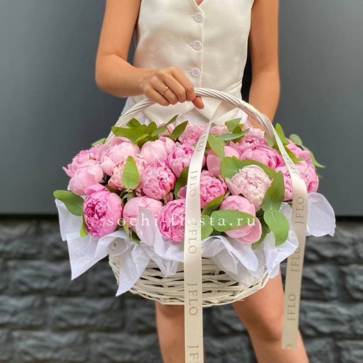 29 пионов в корзине в Омске