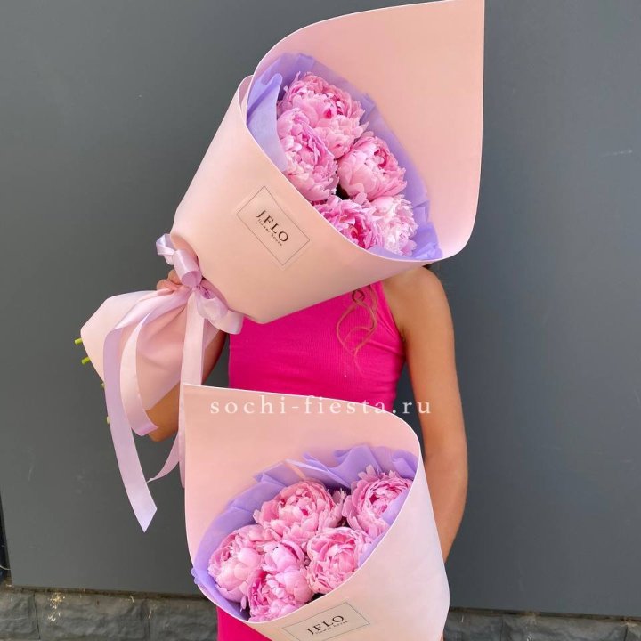 Букет из 5 пионов в Омске