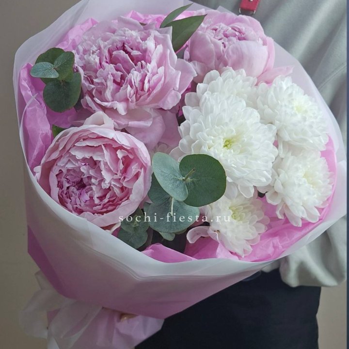  Букет комплимент с пионами в Омске