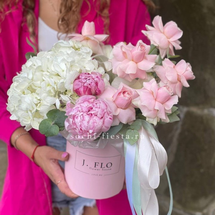 Цилиндр с пионами "Алисия" в Омске