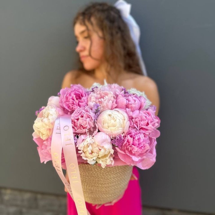 15 пионов в джутовом кашпо в Омске