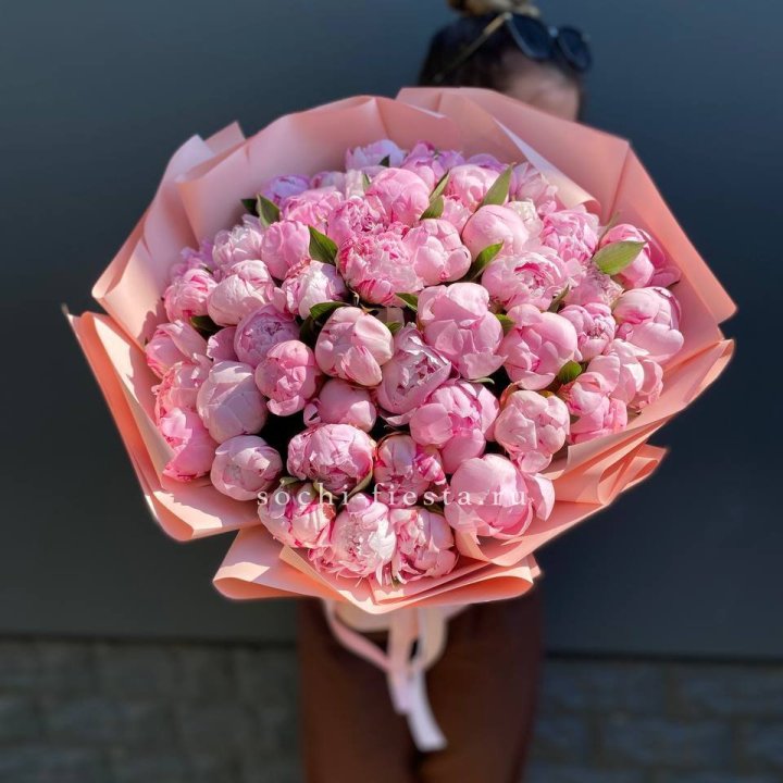 Нежный букет 51 пионов  в Омске