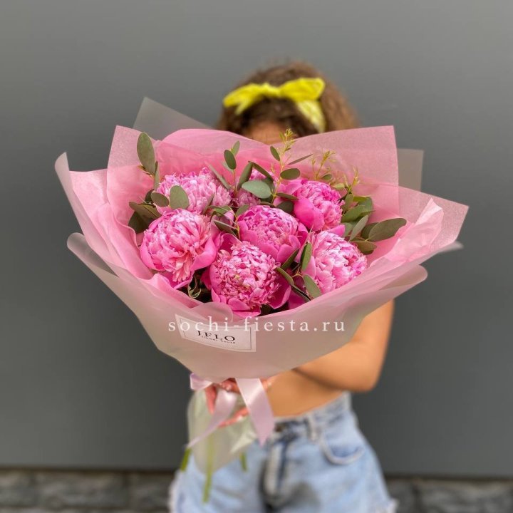 7 ярких пионов в оформлении в Омске