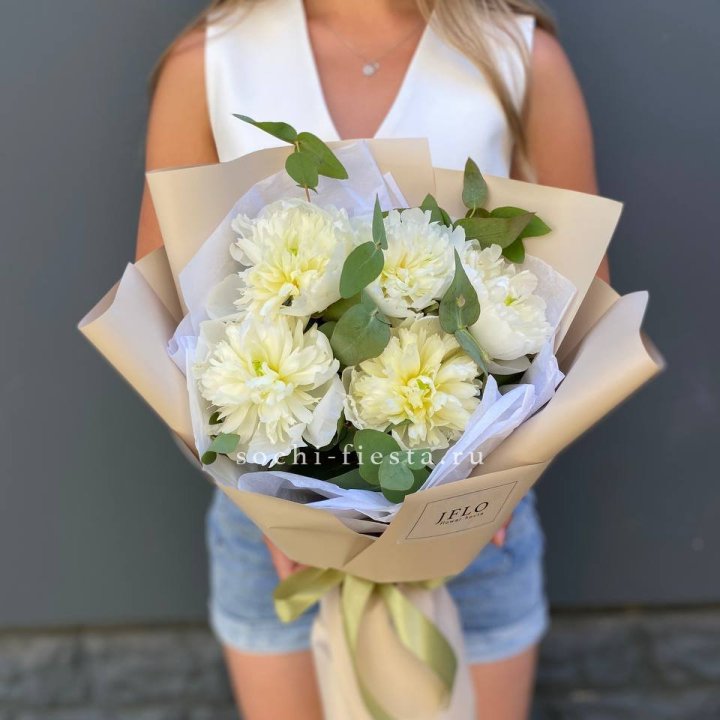  Букет белых пионов в Омске