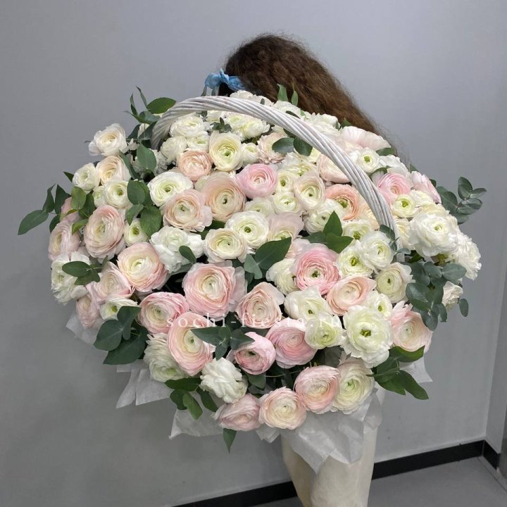 Ранункулюсы в корзине в Омске