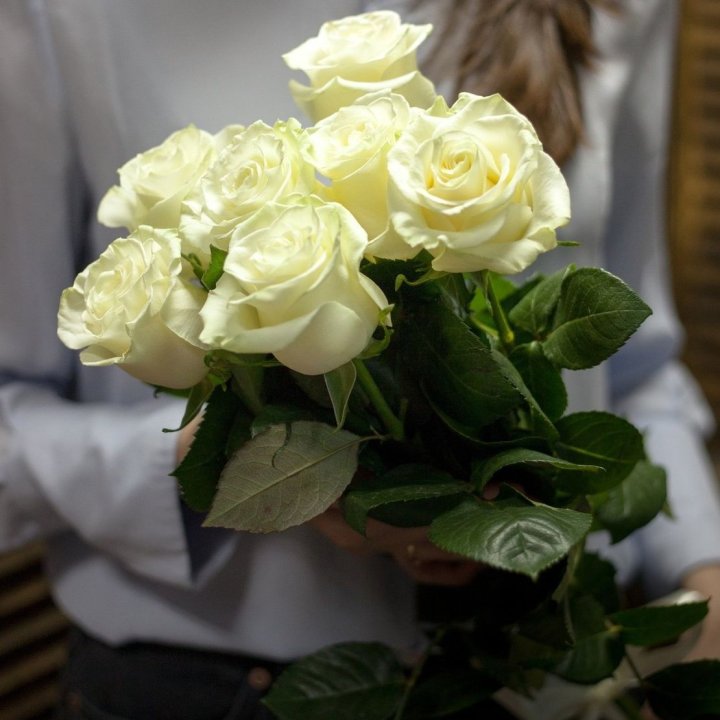 7 белых роз в Омске