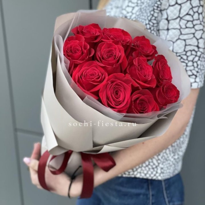 Букет красных роз "Рози" в Омске