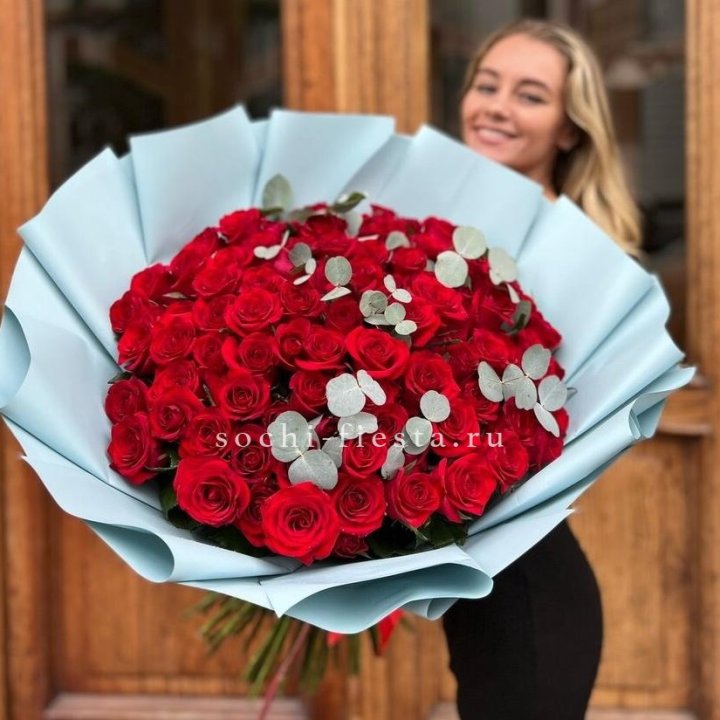 101 красная роза с эвкалиптом в Омске