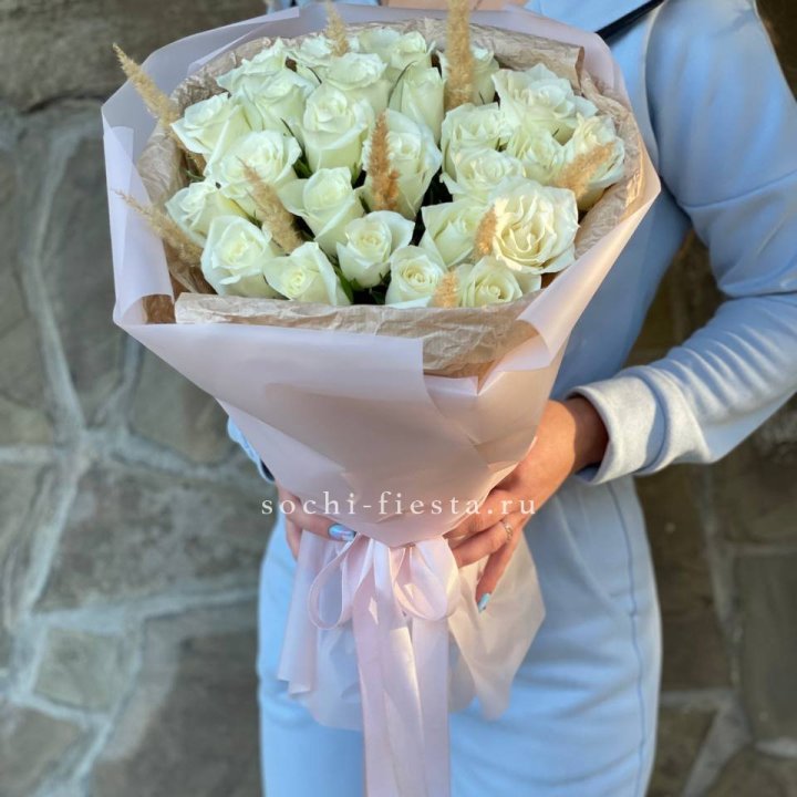 25 белых роз с сухоцветами в Омске