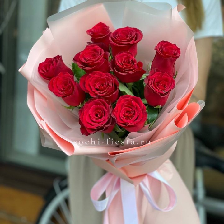 Букет красных роз "Мадам ред" в Омске