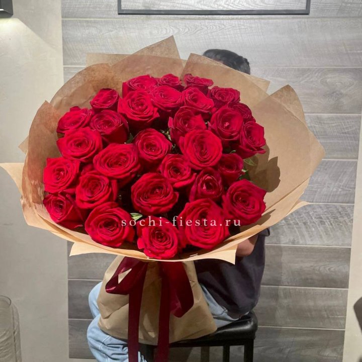 37 красных роз в крафте в Омске
