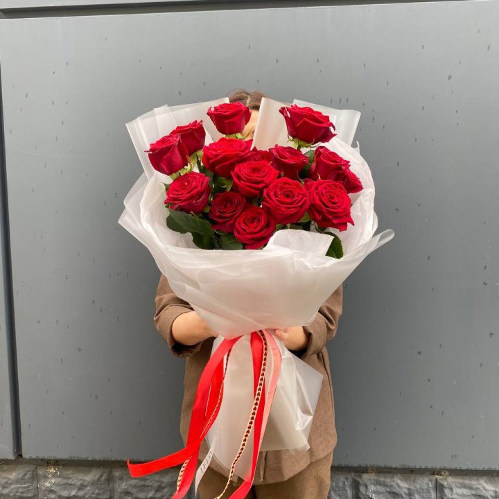 15 высоких роз  в Омске