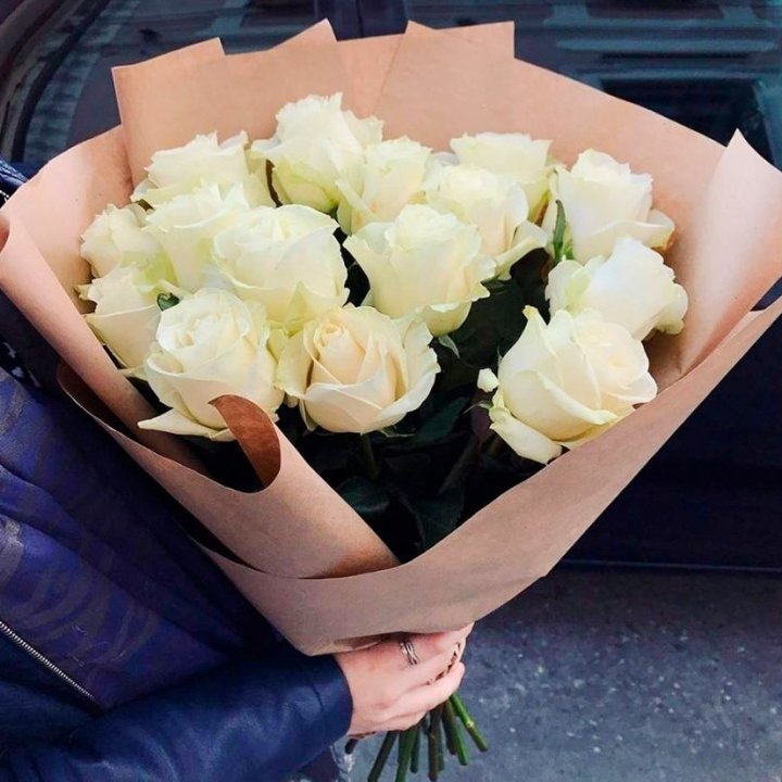 15 белых роз "Крафт" в Омске