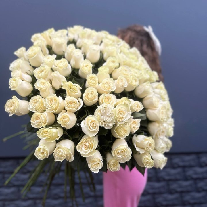 101 белая высокая импортная роза под ленту в Омске