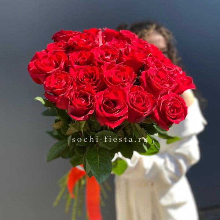 25 высоких красных роз в Омске