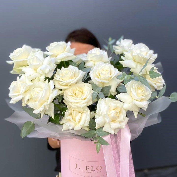 17 Французских белых роз в боксе в Омске