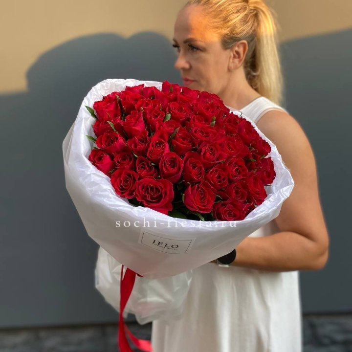 51 роза мадам ред в нежном оформлении в Омске