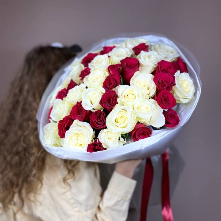 Букет из красных белых 45 роз в Омске