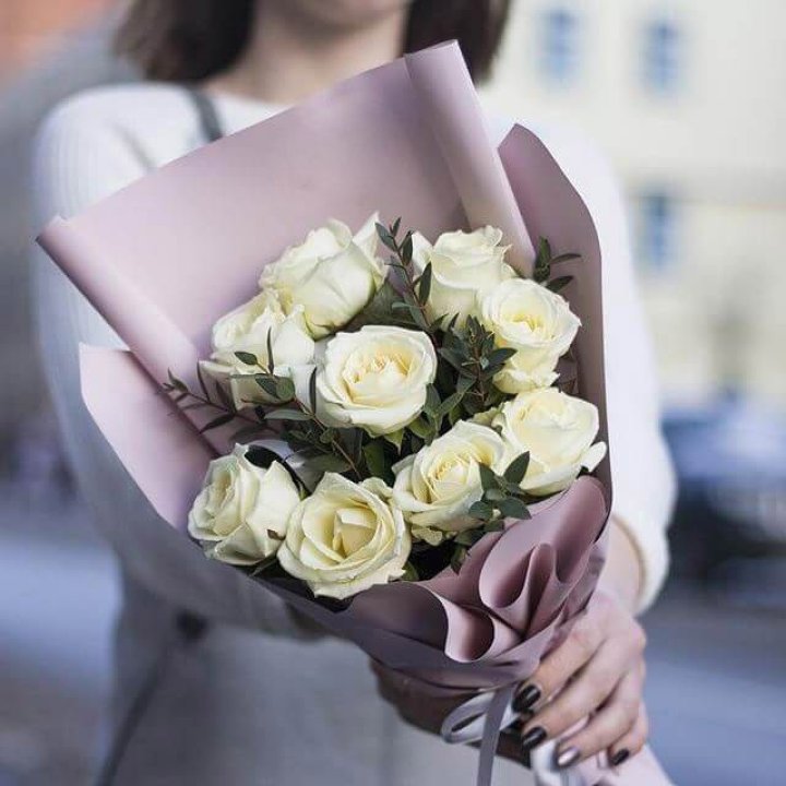 9 белых  роз "Минт" в Омске