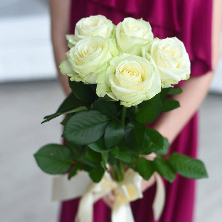 5 белых роз в Омске