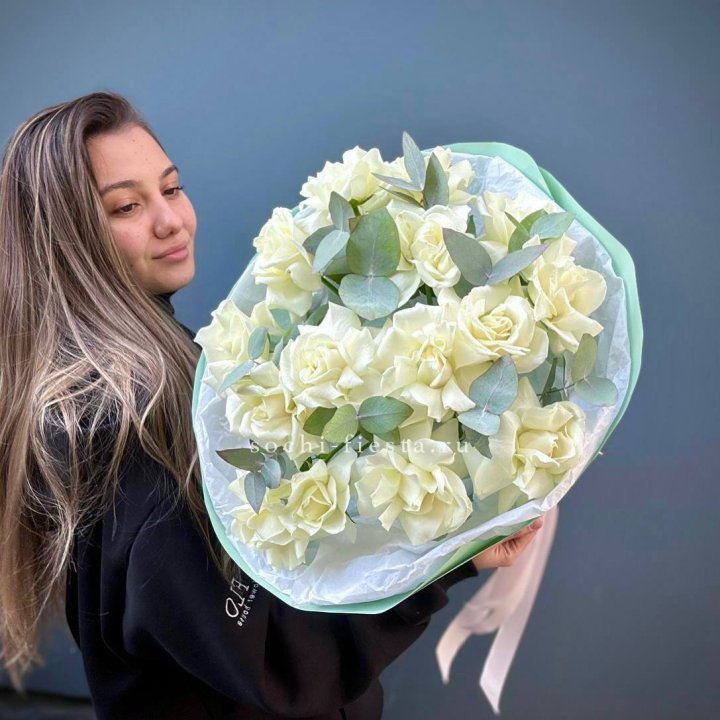 15 Белых французских роз "Ноте бьянка" в Омске