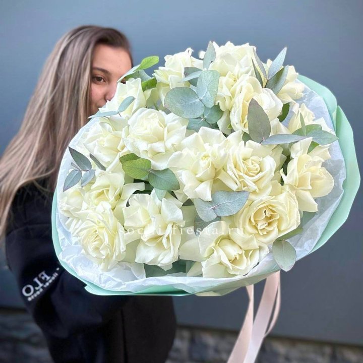 19 Белых французских роз "Ноте бьянке" в Омске