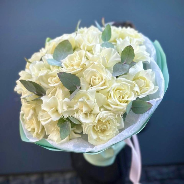 25 Белых французских роз "Ноте бьянка" в Омске