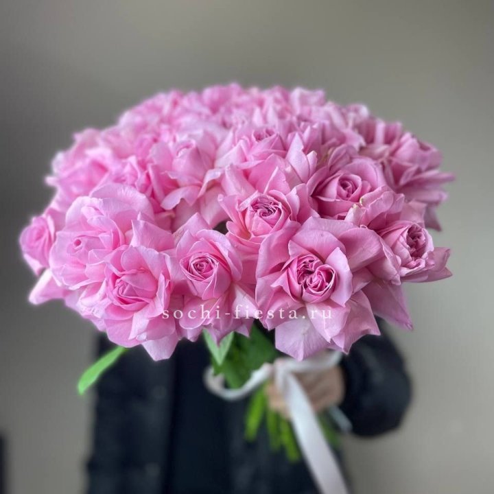 25 розовых французских роз в Омске