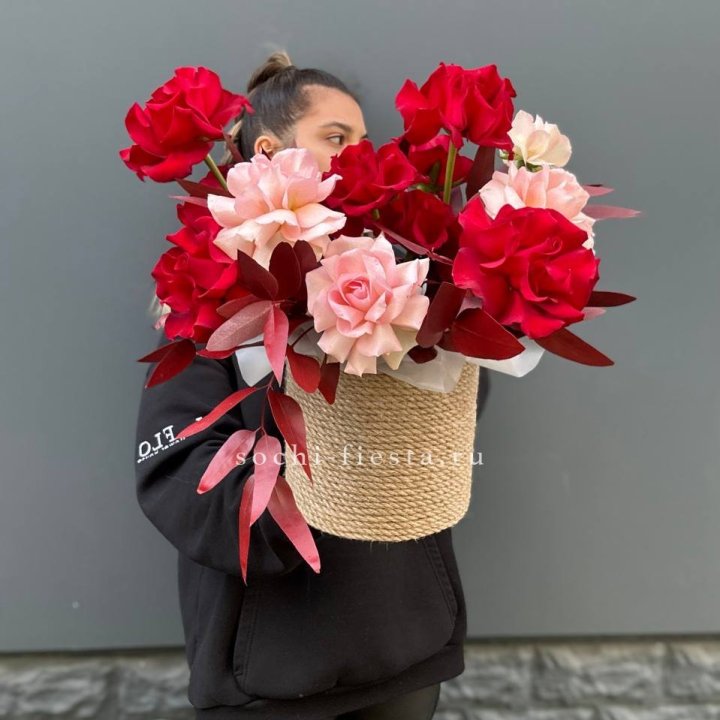 15 Французских роз в джутовом кашпо в Омске