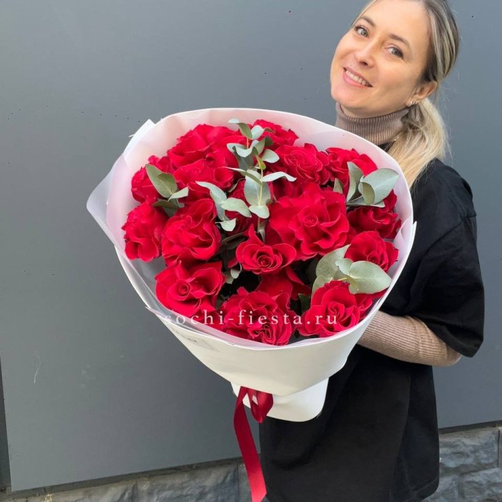 17 Красных французских роз в Омске