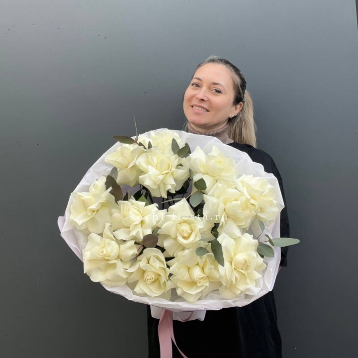 13 Белых французских роз Облако в Омске
