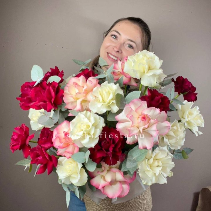 35 французских роз микс в джутовом боксе в Омске