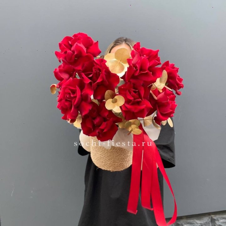 Красные французские розы в джутовом кашпо в Омске