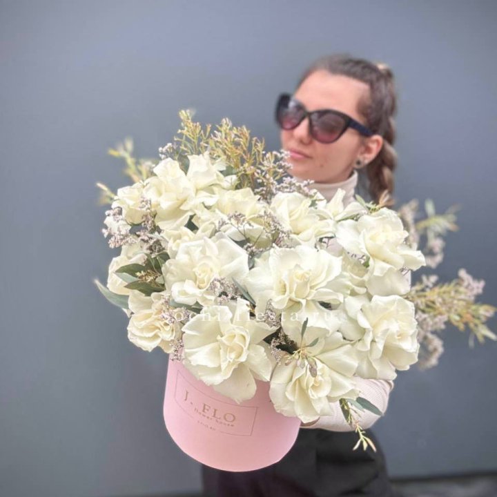 17 Французских белых роз в коробке Афина в Омске