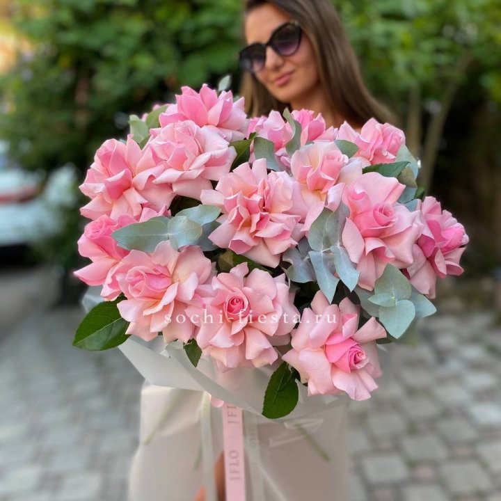 17 Розовых  французских роз в Омске