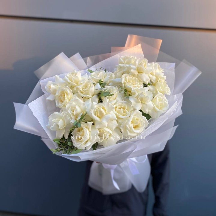 Пышный букет из белых роз в Омске