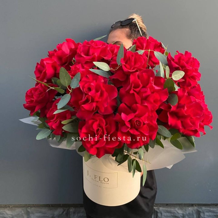 25 Французских красных роз в коробке в Омске