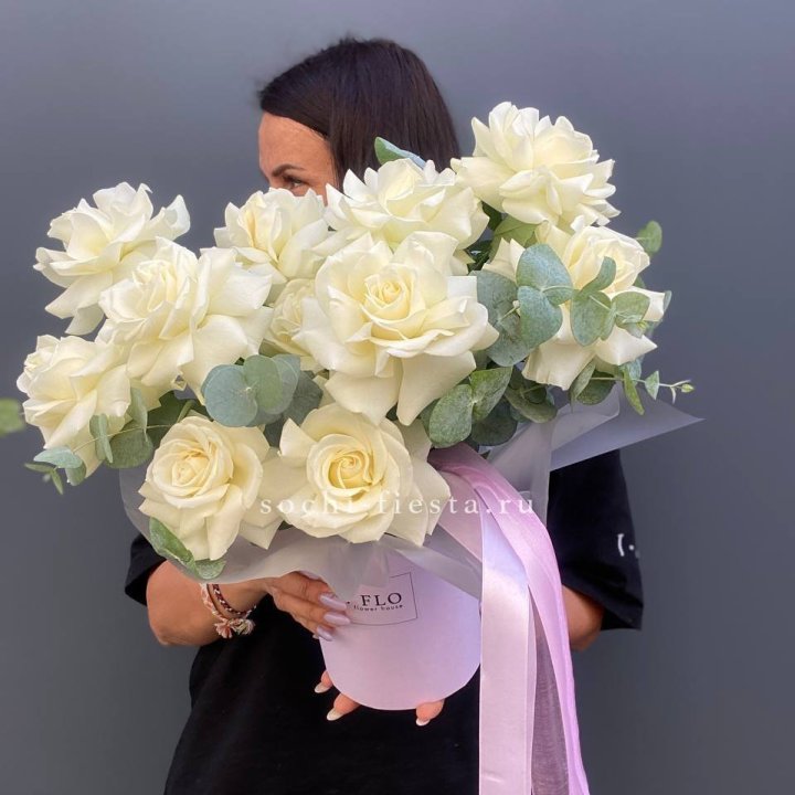 11 Французских белых роз в боксе в Омске