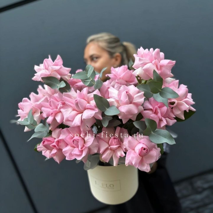 17 Розовых французских роз в боксе в Омске