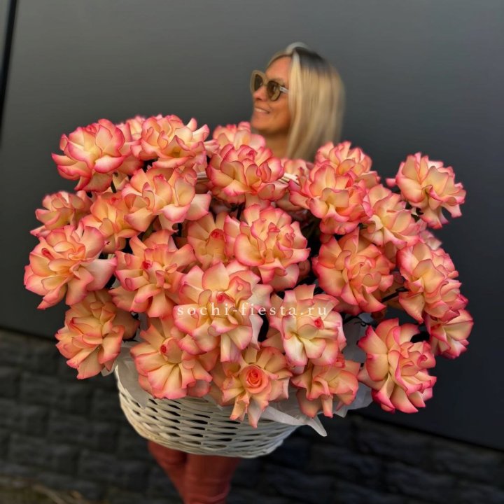 45 французских роз Джумилия в корзине в Омске