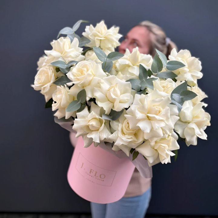 25 Французских белых роз в боксе в Омске