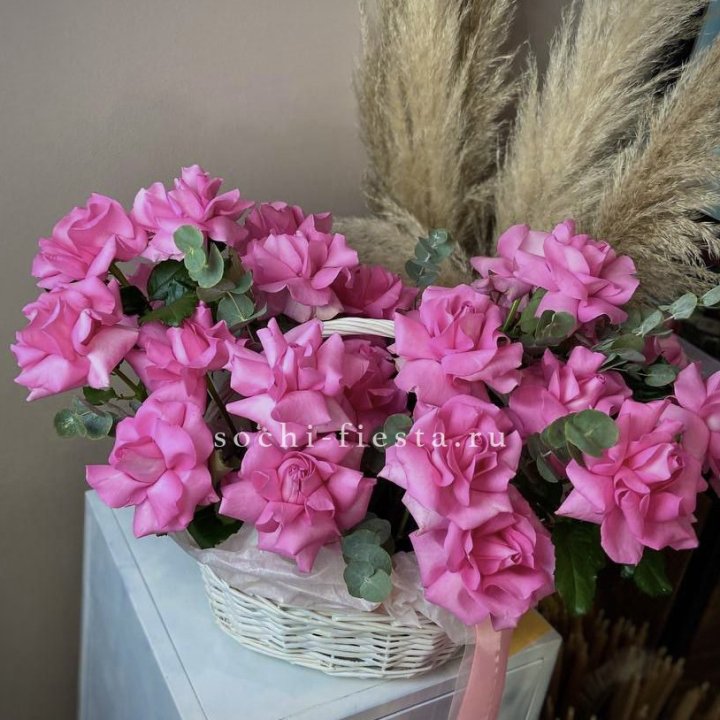 25 роз в цветочной корзине Пинк в Омске