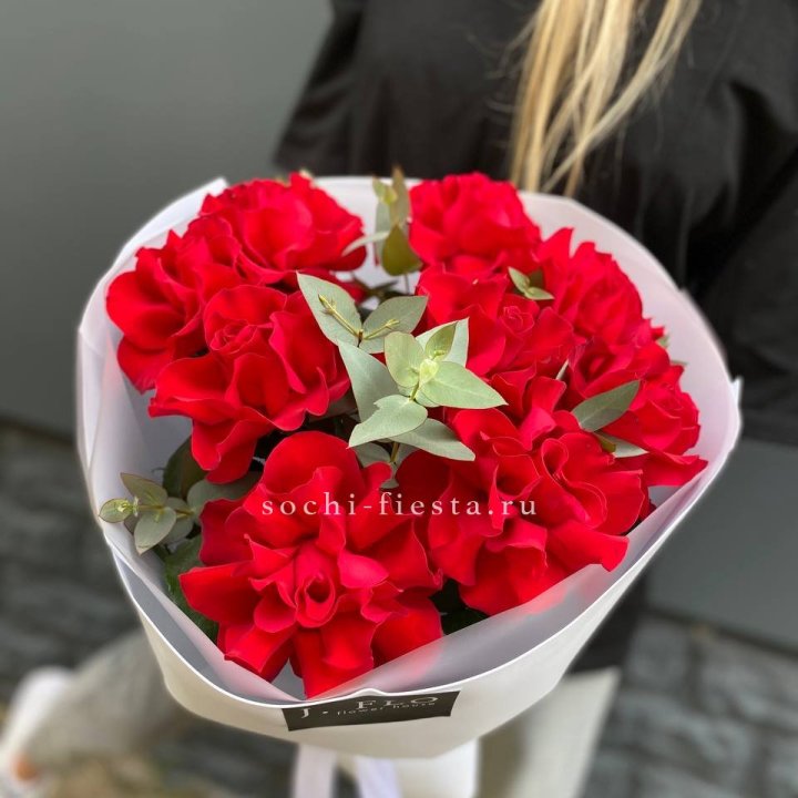9 Красных французских роз в Омске