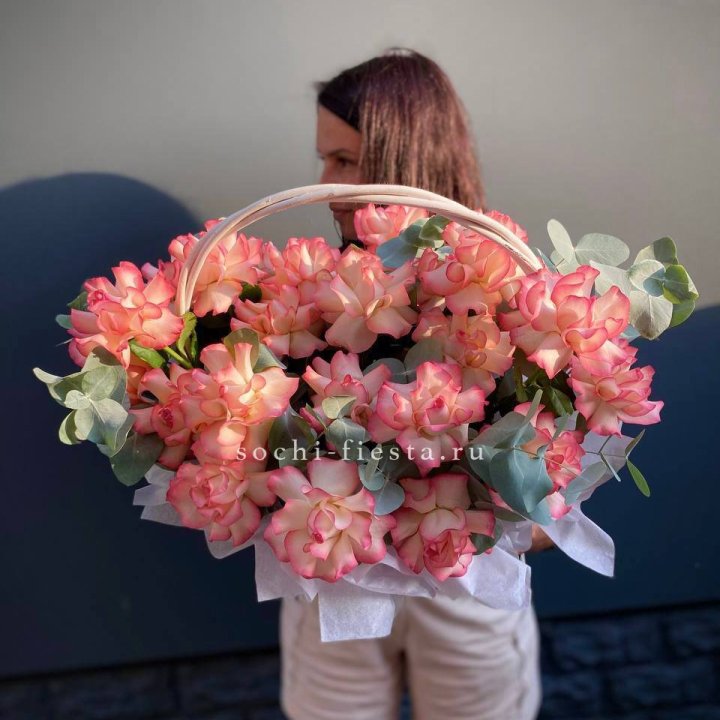 25 Французских роз Джумилия в корзине в Омске