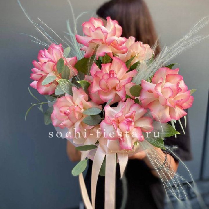 9 Французских роз Джумилия в боксе в Омске