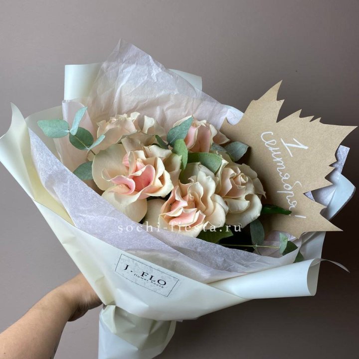 Букет кремовых роз к дню знаний в Омске