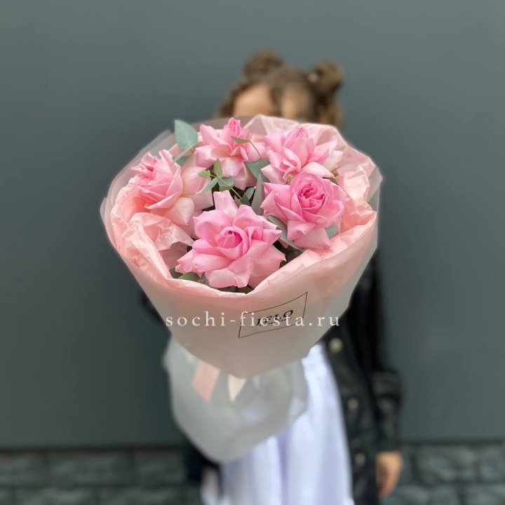 5 французских розовых роз  в Омске