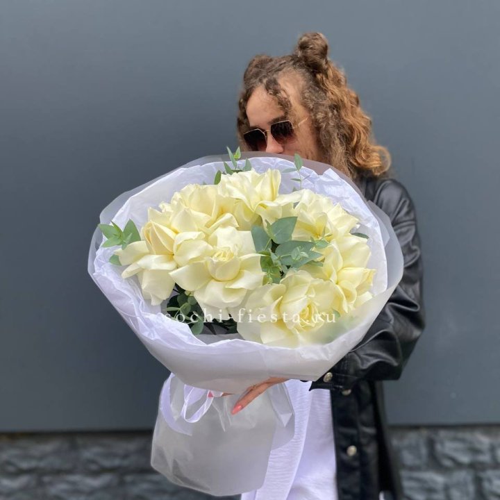 7 Белых французских роз  в Омске