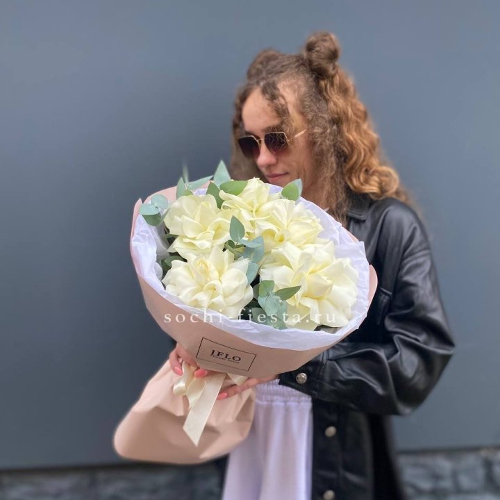 5 Белых французских роз в Омске