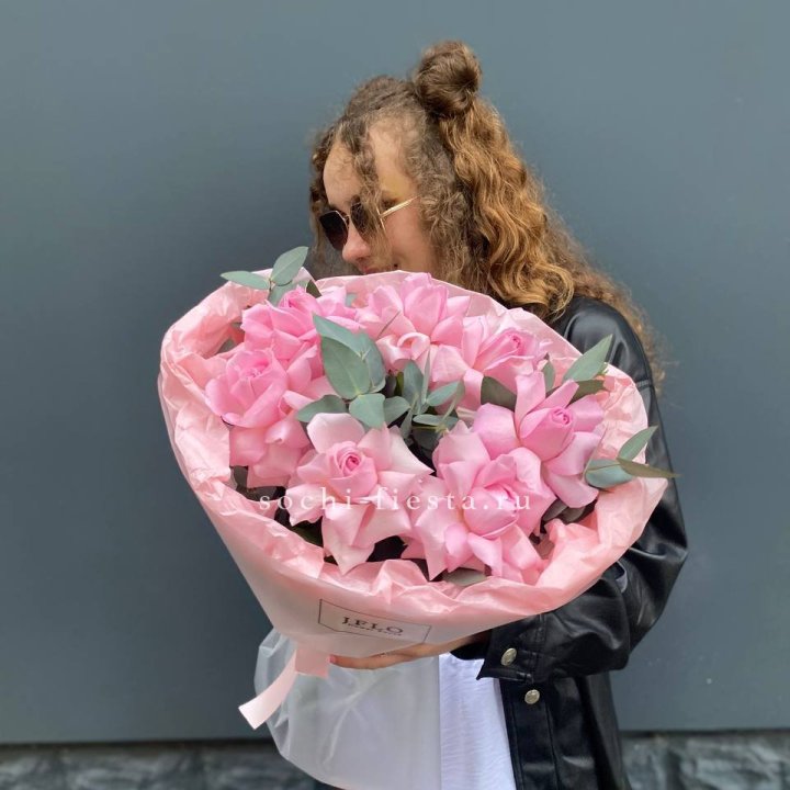 7 розовых роз в Омске